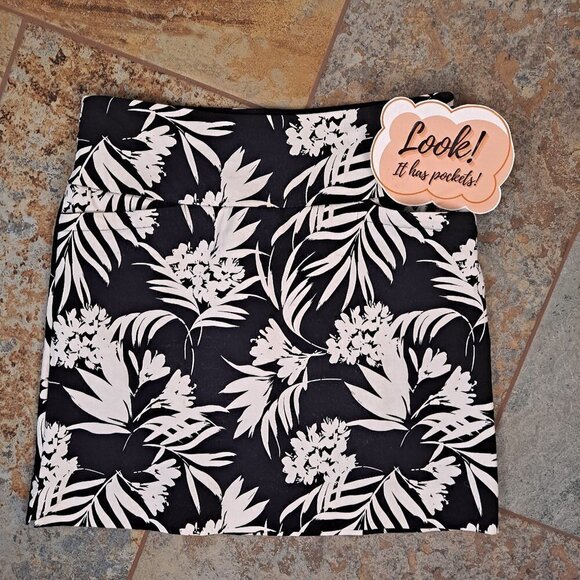 S.C.&Co. Size Medium Black White Skort Floral Leaves Pull On Style Front Pockets - Picture 2 of 9